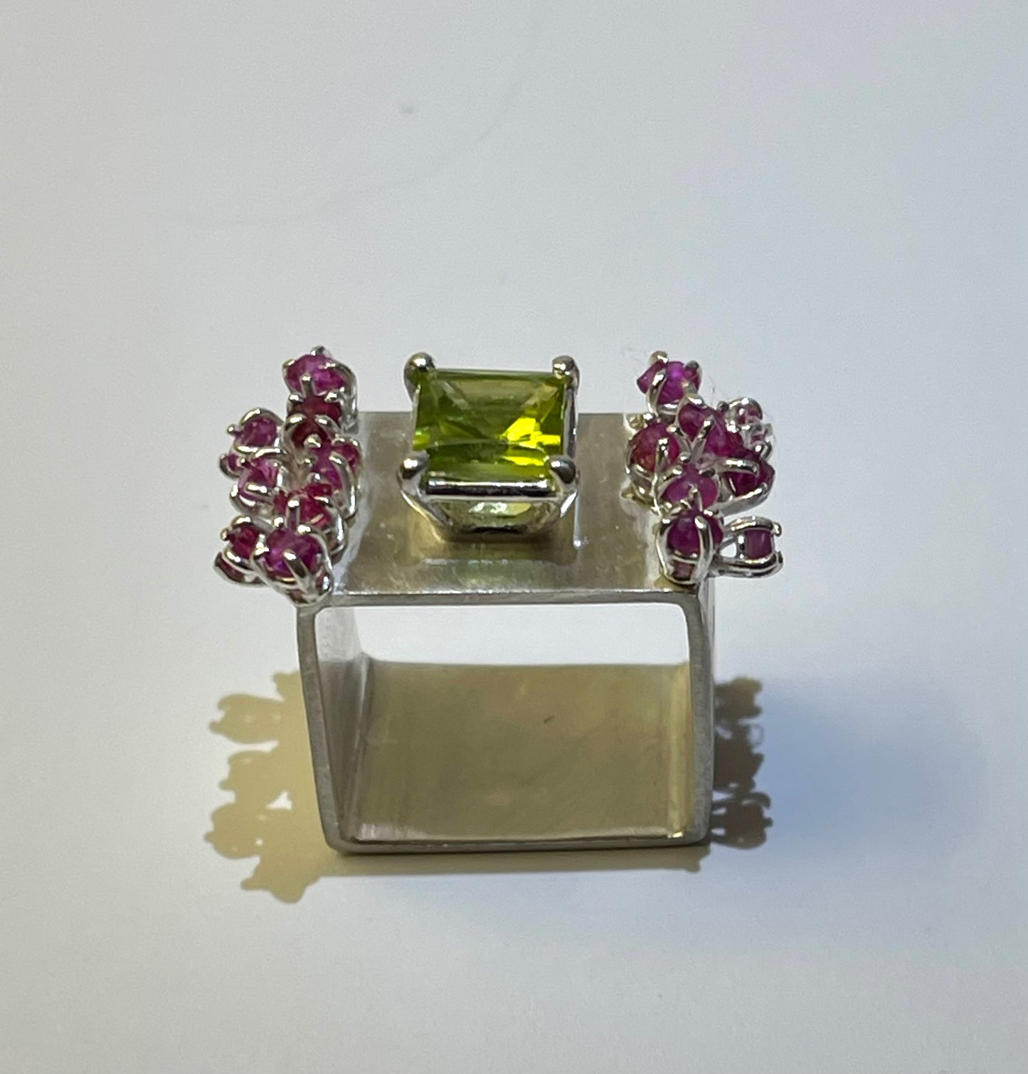 Anello ASSOLO Rubini grezzi e Peridoto