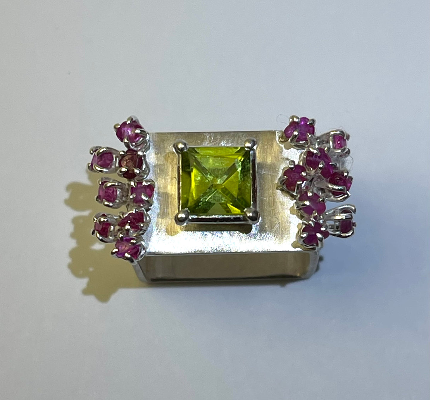 Anello ASSOLO Rubini grezzi e Peridoto