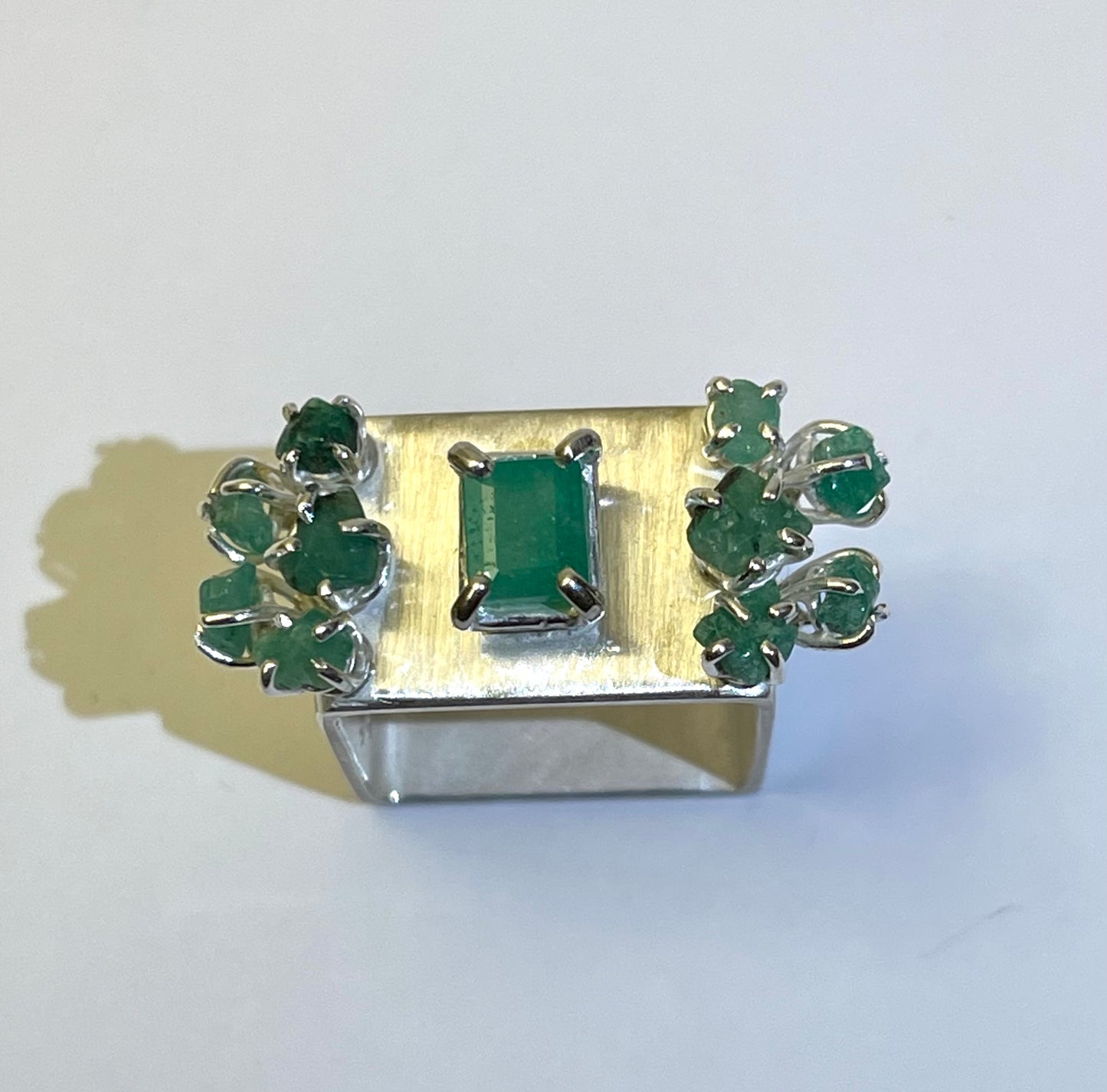 Anello ASSOLO Smeraldi grezzi e Smeraldo faccettato