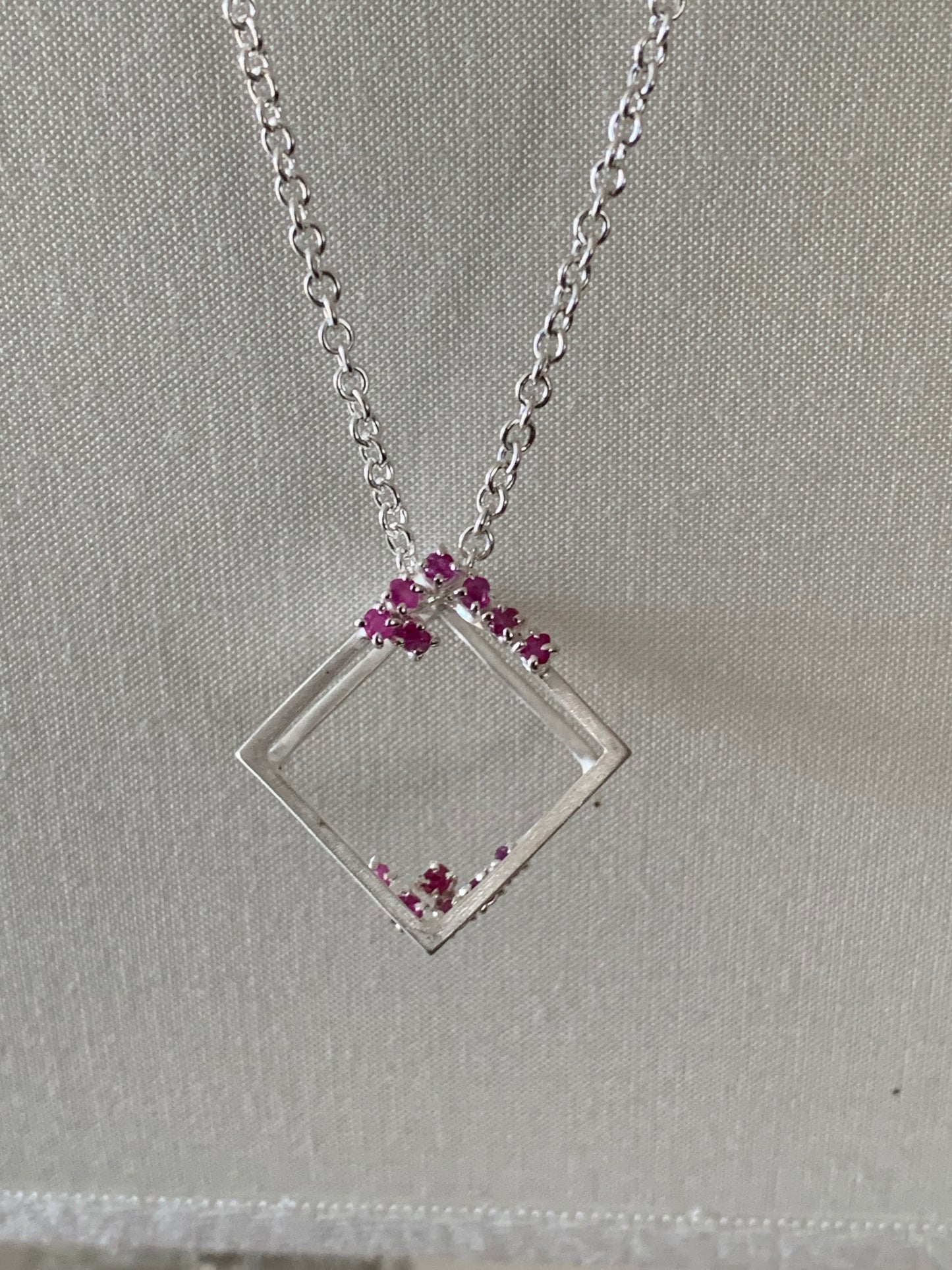 Collana lunga CUBO con Rubini Grezzi